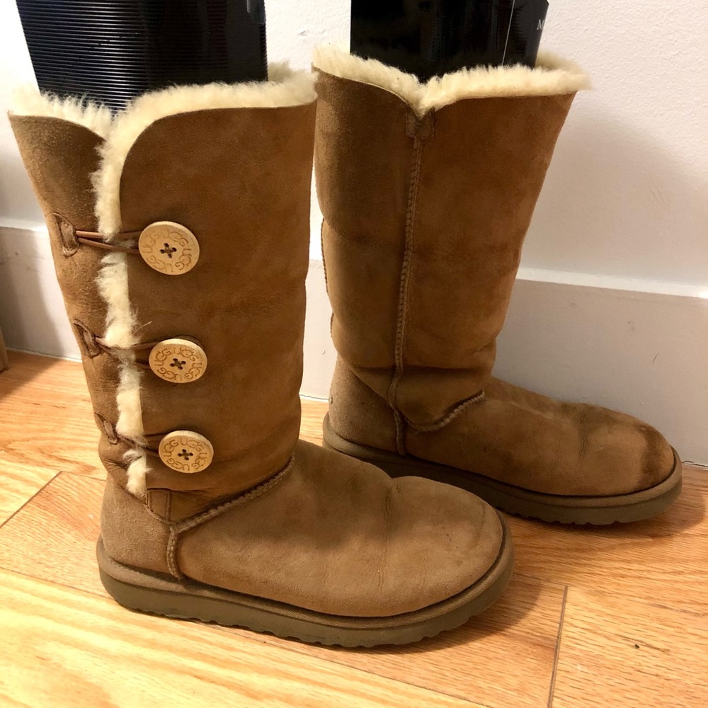 UGG BAILEY BUTTON TRIPLET II BOOT